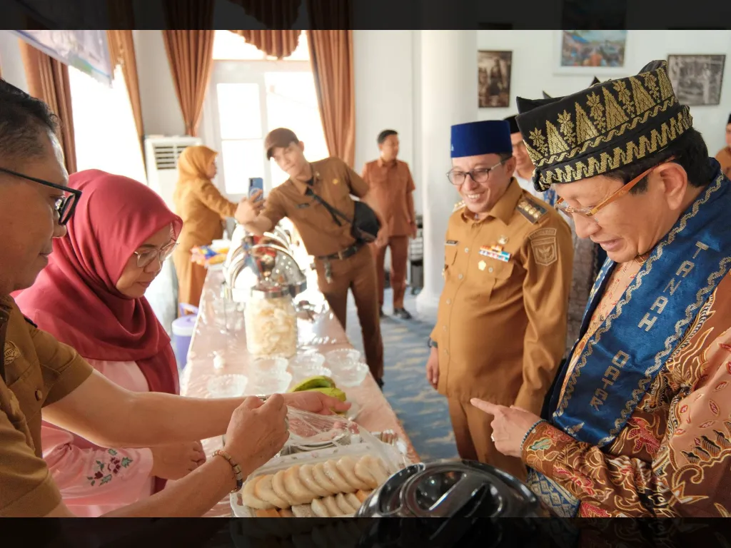 Menteri Agama  Nasaruddin Umar mencicipi produk kuliner Tanah Datar